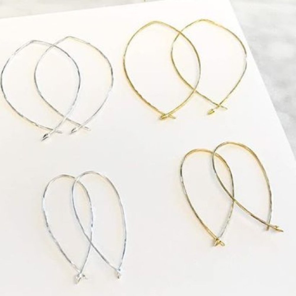 :: Stella & Dot | [GOLD] Hammered Wire Small Hoops Retired - Picture 8 of 9